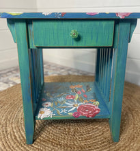 Load image into Gallery viewer, Table - end table, side table
