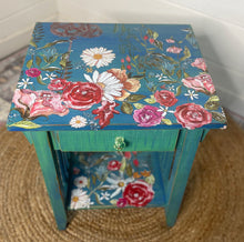 Load image into Gallery viewer, Table - end table, side table