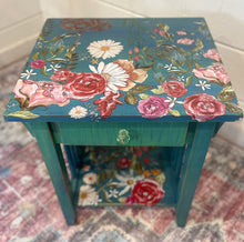 Load image into Gallery viewer, Table - end table, side table
